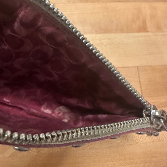 VTG Coach LTD edition Heart wristlet white leather w/pink heart & silver studs - Picture 4 of 10